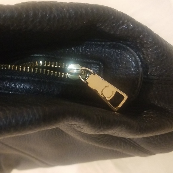 COACH Bags Shoulders bag in soft pebbles leather in black gold hardware zip - Picture 9 of 9